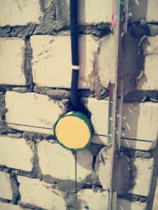 Подрозетник с заглушкой, смонтированный до штукатурки в газобетонной стене