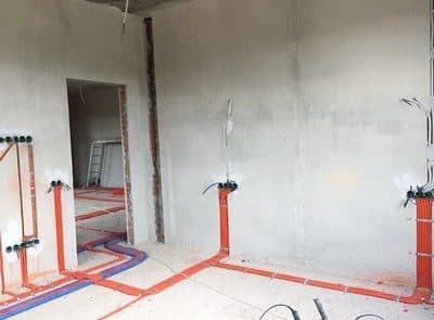 Подрозетники и кабельные трассы, смонтированные после штукатурки — штробы в оштукатуренной стене